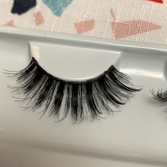 Huda Beauty lashes - Picture 3 of 3